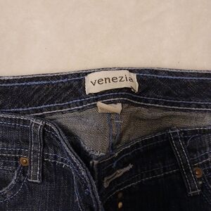 Venezia Blue Jeans with Classic Indigo Shades and Contrast Stitching